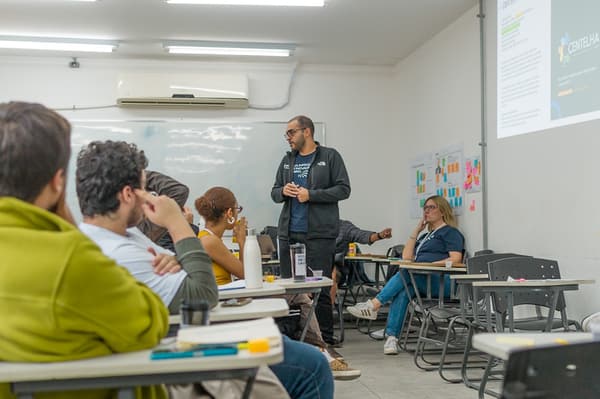 Sala de prototipação com post-its espalhados nas mesas