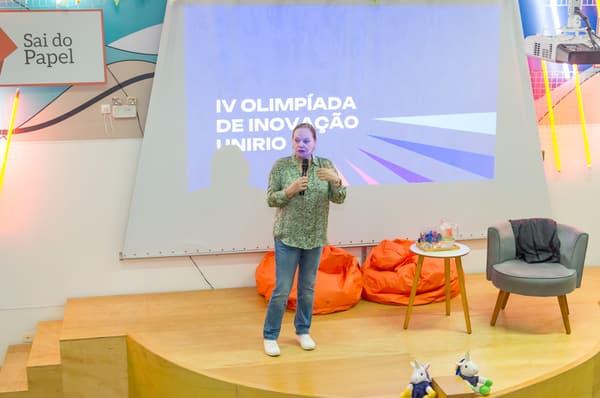 Palco do workshop de abertura, com o nome da Olimpíada no telão