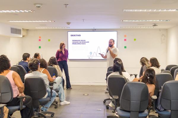 Facilitadores conduzem apresentação do objetivo da jornada para a turma em sala de aula