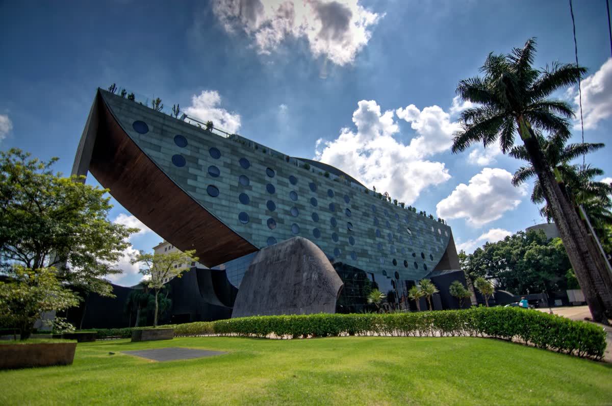 Fachada do Hotel Unique em São Paulo, com camada de fumê